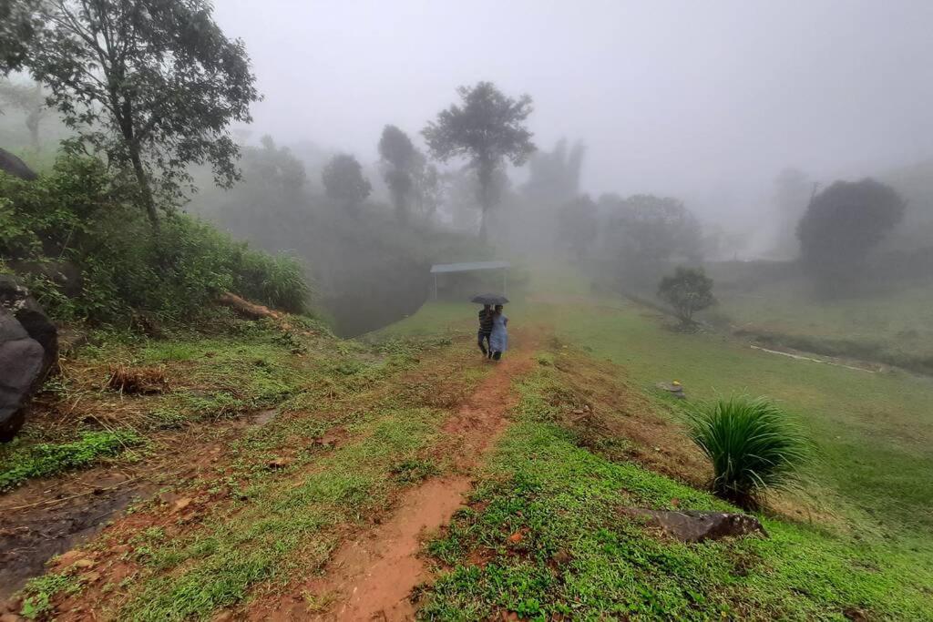 Farmstay In ചില്ലുകൂടാരം At Les Domki Et Al. Vagamon Exterior photo